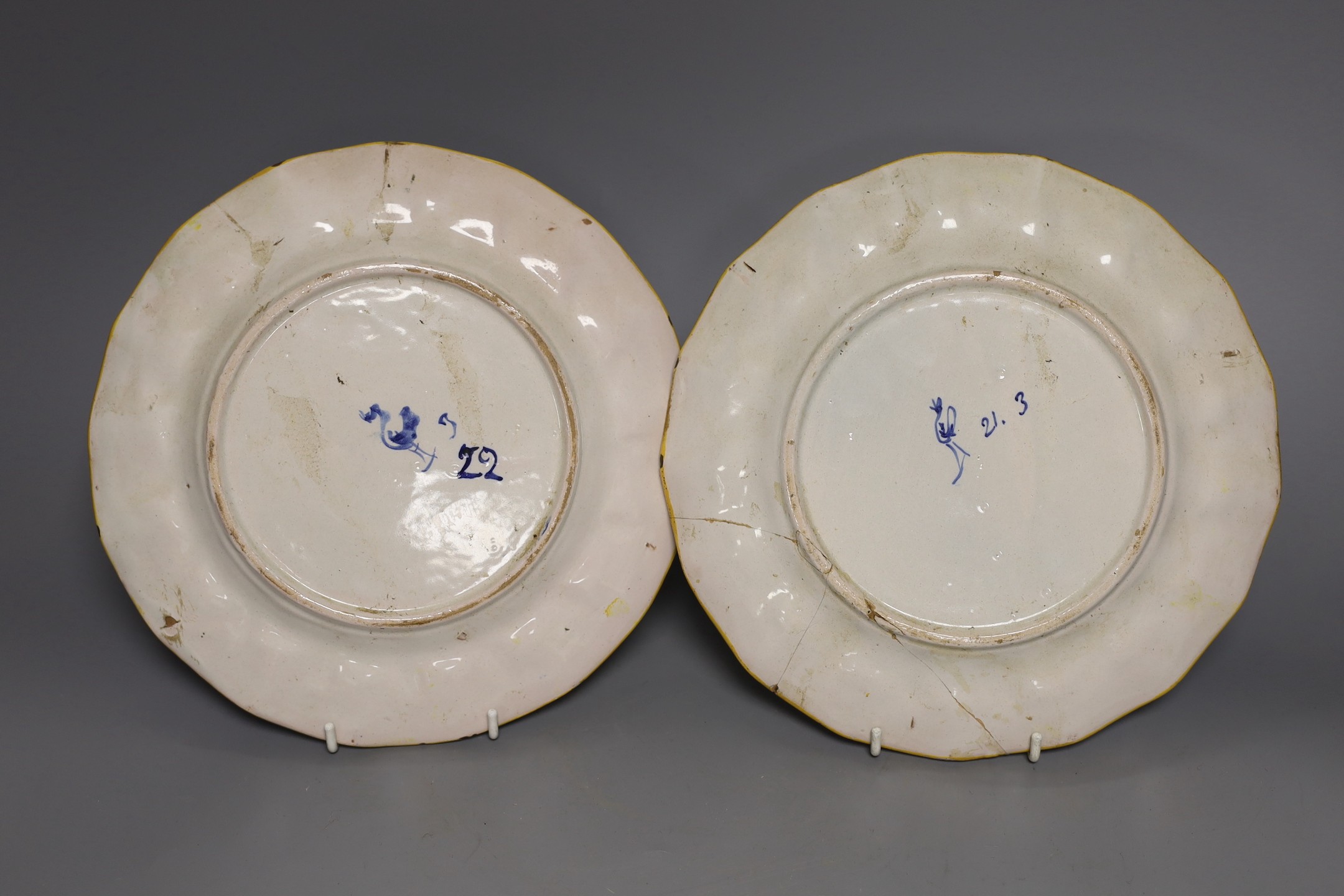 A pair of Italian maiolica plates, by Cantagalli, cockerel marks, 22cm diameter